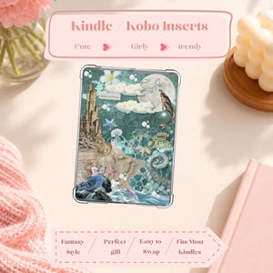 Op de afbeelding: Een rechthoekige e-reader insert met een collage van oceaan-thema illustraties in blauwe en groenblauwe tinten, waaronder een zeemeermin, een kasteel, een kwal, een zeester en een volle maan. De tekst "A Girl, An Ocean" is zichtbaar.