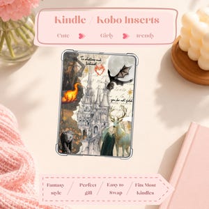 Może przedstawiać: Przezroczysta wkładka ochronna do czytnika e-booków z kolażem obrazów fantasy, w tym zamkiem, smokiem, jeleniem, płomieniem oraz tekstem To whatever end fireheart i you do not yield, na tle zapisanego ręcznie papieru.