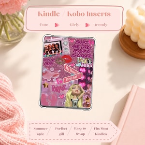 Pode incluir: Uma inserção protetora transparente para leitor eletrônico Kindle ou Kobo com fundo de glitter rosa, gráficos de bonecas Bratz, corações, estrelas e o texto Bratz are cool reading is cooler, My House e Pretty Girl.