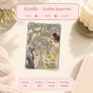 Könnte beinhalten: Kindle/Kobo-Einsatz mit Fantasy-Thema. Der Einsatz zeigt eine Collage von Bildern, darunter Schmetterlinge, Sonnenblumen und eine Frau. Der Text auf dem Einsatz lautet "Just a Girl and her Emotional Support Kindle" und "In My Fantasy Era."