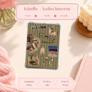 Op de afbeelding: Een doorzichtige e-reader hoes-inlay met een groen en bruin gestreepte achtergrond en diverse stickers, waaronder het woord autumn, een hert, een bril, een spookje, een ijskoffie, een strik en bordjes met Stars Hollow, Dragonery en Antiques.