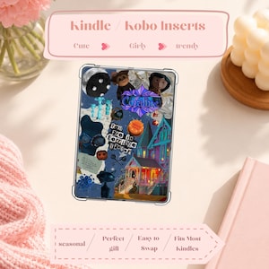 Puede incluir: Inserto transparente para Kindle/Kobo con un collage inspirado en la película "Coraline". Presenta un fondo azul con ilustraciones de personajes, una casa y el título de la película. El inserto está diseñado para Kindle o Kobo.