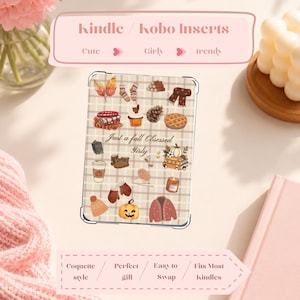 Puede incluir: Un inserto rectangular para lector electrónico con fondo de cuadros beige y varias ilustraciones de temática otoñal que incluyen hojas, una bufanda, un cupcake, una piña, una calabaza, una vela y un suéter. El texto dice Just a fall Obsessed Girly.