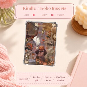 Może przedstawiać: Wkładka do Kindle/Kobo z kolażem obrazów o tematyce Halloween. Wkładka przedstawia postać z dyniową głową, duchy i elementy antyczne. Tekst na wkładce brzmi "Kindle/Kobo Inserts", "Cute", "Girly" i "Trendy".