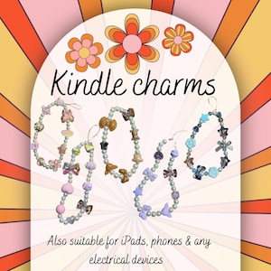 Puede incluir: Una colección de abalorios Kindle con cuentas de varios colores y diseños, incluyendo lazos, estrellas y flores. Los abalorios están ensartados en un material similar a perlas. Se muestra el texto "Kindle charms" y "Also suitable for iPads, phones & any electrical devices".