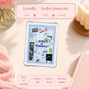 Könnte beinhalten: Ein klarer Kindle/Kobo-Einsatz mit blauem Rand, mit dem Text "Boys of Tommen" und verschiedenen dekorativen Elementen. Der Einsatz ist mit "Cute, Girly, Trendy" beschriftet.