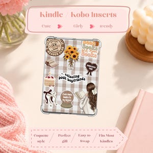 Op de afbeelding: Kindle/Kobo-inzetstuk met een bruin en wit geruit patroon, versierd met stickers. De stickers bevatten een zonnebloemenboeket, een taart en de tekst "Collecting book boyfriends". De inzet wordt omschreven als schattig, girly en trendy.
