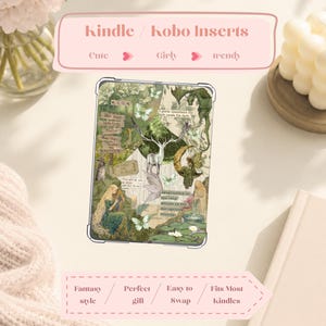 Può includere: Inserto Kindle/Kobo a tema fantasy. L'inserto presenta un collage di immagini, tra cui un cervo, farfalle e testo. La tavolozza dei colori include accenti verdi, bianchi e oro. Il testo sull'inserto recita "MOON" e "I guess sometimes the light needs the dark."