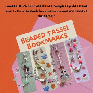 Op de afbeelding: Vier kralenkwast-bladwijzers met unieke ontwerpen. Elke bladwijzer heeft een ander kleurenschema en een andere bedelarrangement, waaronder parels, sterren en harten. De tekst op de kaart luidt "BEADED TASSEL BOOKMARKS" en "Just A Girl And Fit Books".