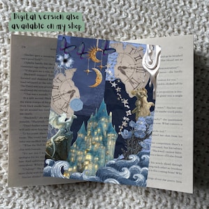 Op de afbeelding: Een bladwijzer met een collage-ontwerp met een kasteel, klokken, manen, sterren en vlinders in tinten blauw, paars en goud. De tekst "Digital version also available on my shop" is zichtbaar.