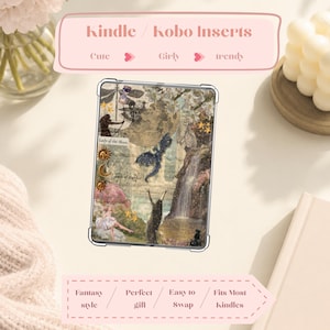 Może przedstawiać: Przezroczysta wkładka ochronna do czytnika e-booków z kolażem obrazów fantasy, w tym smokiem, wodospadem, księżycem, gwiazdami i postaciami. Widoczny jest tekst "Lady of the Moon". Wzór jest prostokątny z zaokrąglonymi rogami.