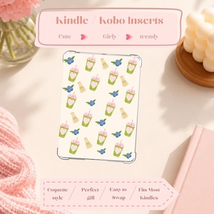 Könnte beinhalten: Kindle/Kobo-Einsatz mit einem sich wiederholenden Muster aus grünen Getränken mit rosa Herzen, Blaubeeren und Matcha-Quirlen. Der Text auf dem Einsatz lautet "Kindle / Kobo Inserts", "Cute", "Girly" und "Trendy". Der Einsatz wird als "Coquette style", "Easy to Swap" und "Fits Most Kindles" beschrieben.