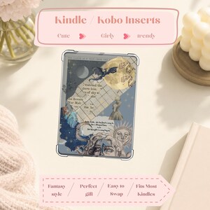 Könnte beinhalten: Eine transparente Kindle/Kobo-Einlage mit Fantasy-Design. Die Einlage zeigt eine Collage aus himmlischen Elementen, darunter ein Mond, Sterne und eine Fledermaus, mit dem Text "Kindle / Kobo Inserts". Die Einlage wird als süß, girly und trendy beschrieben.