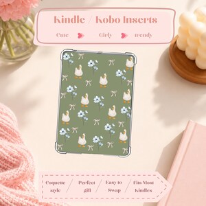 Puede incluir: Una funda para Kindle/Kobo con un fondo verde con un patrón de patos blancos, flores azules y lazos blancos. El texto "Kindle / Kobo Inserts" está en la parte superior, con "Cute", "Girly" y "trendy" debajo.