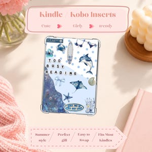 Könnte beinhalten: Eine transparente Kindle/Kobo-Schutzfolie mit Ozean-Motiv. Sie zeigt ein blau-weißes Design mit einem Delfin, einem Mantarochen und dem Text "TOO BUSY READING". Zusätzlicher Text lautet "CALL ME IF YOU GET LOST."