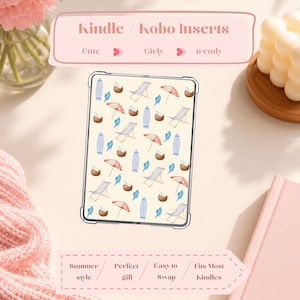 Könnte beinhalten: Ein Kindle/Kobo-Einsatz mit Strandmotiv. Das Design zeigt Illustrationen von Surfbrettern, Sonnenschirmen, Liegestühlen und Kokosnüssen auf hellgelbem Hintergrund. Der Text auf dem Einsatz lautet "Kindle / Kobo Inserts" und "Cute, Girly, Trendy".