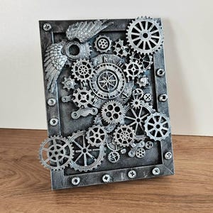 Cuadro steampunk enmarcado: engranajes y brújula con alas; un diseño claro y elegante; un toque distintivo para habitaciones modernas.