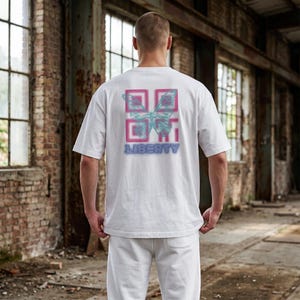 Maglietta Farfalla Libertà - T-Shirt Oversize Unisex Eco-Friendly QR Code Design