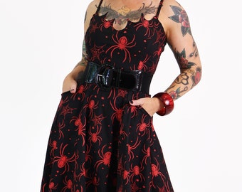 Robe trapèze rouge et noire arachne