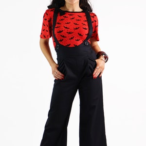 Pantalon évasé à bretelles