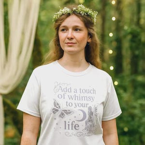 Skurriles Fairycore T-Shirt: Lavendel Schmetterling, Sichelmond - Relaxed Fit