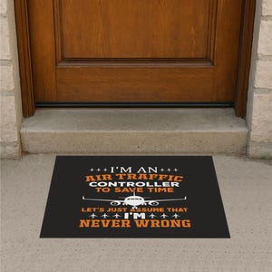 Peut inclure: Tapis de porte rectangulaire noir avec le texte "I'M AN AIR TRAFFIC CONTROLLER TO SAVE TIME. LET'S JUST ASSUME THAT I'M NEVER WRONG" en orange et blanc. Un dessin d'avion est également inclus.