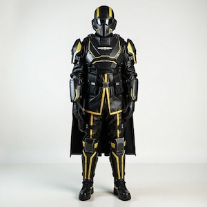 Pode incluir: Um traje futurista preto e amarelo de corpo inteiro com capacete, armadura e capa. O traje apresenta detalhes amarelos no capacete, ombros, peito, pernas e botas. A roupa é projetada com uma estética elegante e moderna.