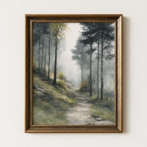 Könnte beinhalten: Gerahmtes Aquarellgemälde eines Waldweges. Das Kunstwerk zeigt hohe Bäume, einen gewundenen Pfad und eine neblige Atmosphäre. Der Rahmen hat eine warme, goldbraune Farbe, die die natürlichen Farbtöne der Landschaft hervorhebt.