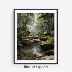 Puede incluir: Una impresión artística enmarcada representa una serena escena forestal. Un arroyo claro fluye a través de rocas cubiertas de musgo, rodeado de árboles con exuberante follaje verde. La obra de arte está enmarcada en un borde negro, con el texto "Birch & Sage Art" en la parte inferior.