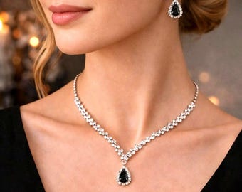 Elegante set di gioielli da sposa con strass: collana e orecchini placcati in argento per matrimoni.