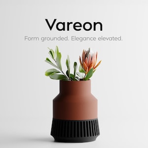 Könnte beinhalten: Eine moderne Vase mit zweifarbigem Design. Der obere Teil ist warmbraun, während der Sockel schwarz mit vertikalen Linien ist. Die Vase enthält grüne Blätter und eine farbenfrohe Blume. Das Wort "Vareon" steht oben, mit dem Text "Form grounded. Elegance elevated."