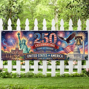 Op de afbeelding: Een banner ter viering van 250 jaar vrijheid in de Verenigde Staten van Amerika. De banner toont het Vrijheidsbeeld, de Liberty Bell, het Capitool en een Amerikaanse vlag. Vuurwerk en een adelaar zijn ook afgebeeld.