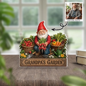 Könnte beinhalten: Ein dekoratives Gartenschild mit einem Zwerg, der Radieschen hält, umgeben von Körben mit Erdbeeren und Gemüse. Das Schild trägt die Aufschrift "Grandpa's Garden" und enthält ein kleines Foto mit der Aufschrift "Custom Photo".