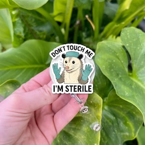Grappige opossum verpleegkundige badgehaspel - "Don't touch me I'm steriel" - schattige medische ID-clip voor gezondheidswerkers, laboratoriumtechnici, artsen, verpleegkundigen