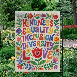 Könnte beinhalten: Eine Gartenflagge mit den Worten "KINDNESS, EQUALITY, INCLUSION, DIVERSITY, LOVE" in farbenfrohen, verspielten Buchstaben. Die Flagge ist mit floralen und Blättermotiven in verschiedenen Farben verziert, vor einem beigen Hintergrund. Die Flagge hängt in einem Garten.