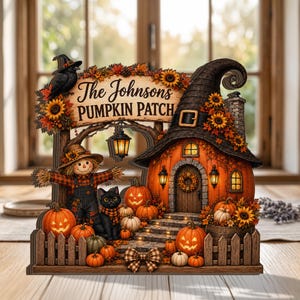 Può includere: Un cartello decorativo in legno con una casa a forma di zucca con tetto a cappello da strega, uno spaventapasseri e un gatto nero. Il cartello riporta la scritta 'The Johnsons PUMPKIN PATCH' ed è decorato con girasoli, foglie autunnali e zucche luminose.