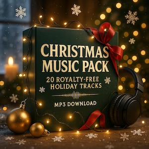 Può includere: Una scatola verde scuro con la scritta dorata "CHRISTMAS MUSIC PACK" e "20 ROYALTY-FREE HOLIDAY TRACKS". Un nastro rosso e luci decorano la scatola. Sono presenti anche delle cuffie nere e ornamenti dorati.