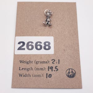 Pode incluir: Um berloque de metal prateado em forma de personagem de rato de desenho animado. O berloque &eacute; exibido num cart&atilde;o castanho com o n&uacute;mero 2668, um peso de 2,1 gramas, um comprimento de 19,5 mm e uma largura de 10 mm, com uma argola.