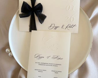 ブラックリボンの結婚式招待状セット – クリーム色のテクスチャカードとエンボス加工の日付デザイン