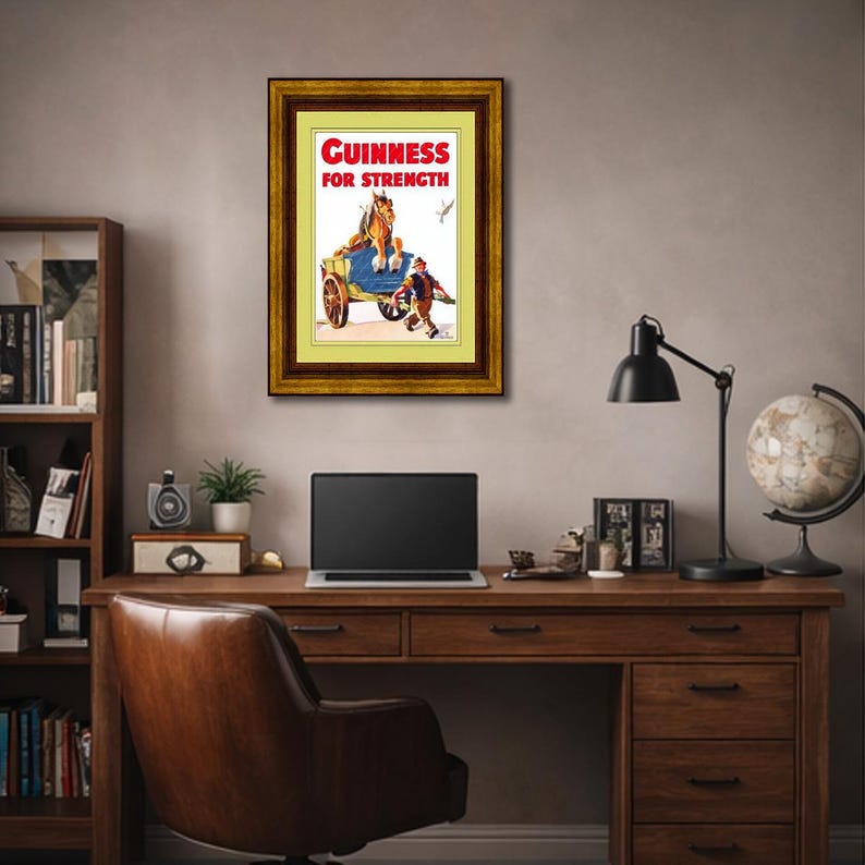 K&ouml;nnte beinhalten: Ein gerahmtes Vintage-Guinness-Werbeplakat. Das Poster zeigt ein Pferd, das einen Wagen mit einem Mann zieht, mit dem Text "Guinness For Strength" in Rot. Der Rahmen ist gold- und braunfarben, und der Hintergrund ist hellgelb.