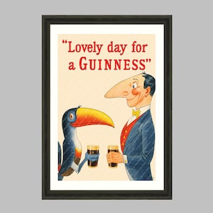 Puede incluir: Impresi&oacute;n vintage enmarcada con una caricatura de un hombre y un tuc&aacute;n sosteniendo pintas de Guinness. El texto dice: "Lovely day for a Guinness". La obra de arte tiene un fondo crema y est&aacute; enmarcada en un marco de madera oscura. Colecci&oacute;n The Wall Art Parlour.