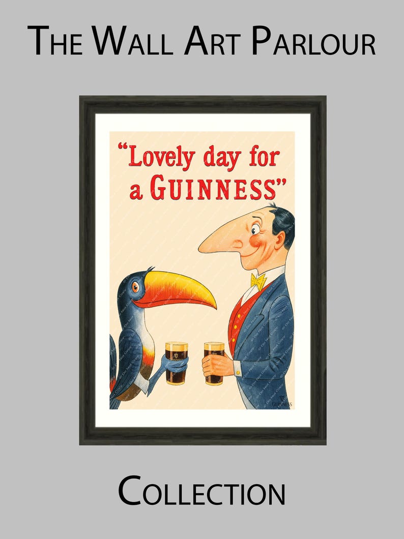 Puede incluir: Impresi&oacute;n vintage enmarcada con una caricatura de un hombre y un tuc&aacute;n sosteniendo pintas de Guinness. El texto dice: "Lovely day for a Guinness". La obra de arte tiene un fondo crema y est&aacute; enmarcada en un marco de madera oscura. Colecci&oacute;n The Wall Art Parlour.
