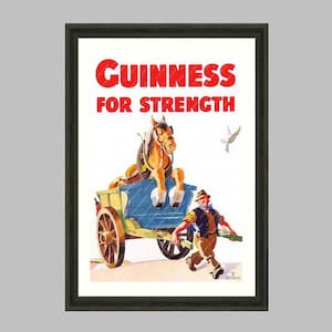K&ouml;nnte beinhalten: Gerahmtes Vintage Guinness-Poster. Das Bild zeigt einen pferdegezogenen Wagen mit dem Text "GUINNESS FOR STRENGTH" in Rot. Ein Mann rennt neben dem Wagen. Teil der The Wall Art Parlour Collection.
