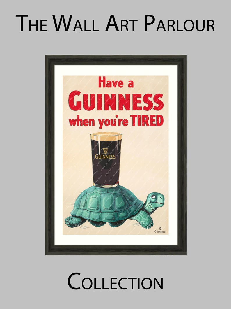 K&ouml;nnte beinhalten: Gerahmter Wandkunstdruck mit einem Guinness-Pint, der auf einer t&uuml;rkisfarbenen Schildkr&ouml;te balanciert. Der Text lautet "Have a Guinness when you're TIRED" in Rot und Wei&szlig;. Das Kunstwerk stammt aus "The Wall Art Parlour Collection".