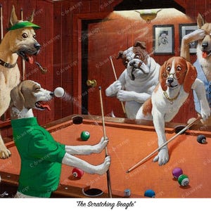 Puede incluir: Una pintura humorística muestra perros jugando al billar. Un perro, con un suéter verde, apunta con un taco. Otros perros observan, algunos con gafas y chalecos. La escena está ambientada en una habitación con poca luz con una mesa de billar y cuadros enmarcados.