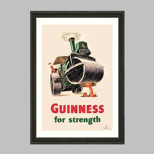 Puede incluir: Impresi&oacute;n enmarcada de un anuncio vintage de Guinness. La obra de arte presenta un rodillo de vapor con el texto "Guinness for strength" en rojo y verde. La impresi&oacute;n est&aacute; sobre un fondo crema y enmarcada en madera oscura.
