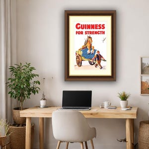 K&ouml;nnte beinhalten: Gerahmte Vintage-Guinness-Werbung. Das Kunstwerk zeigt einen Pferdewagen mit einem Mann, der daneben herl&auml;uft. Der Text "Guinness For Strength" ist rot. Der Rahmen ist braun.