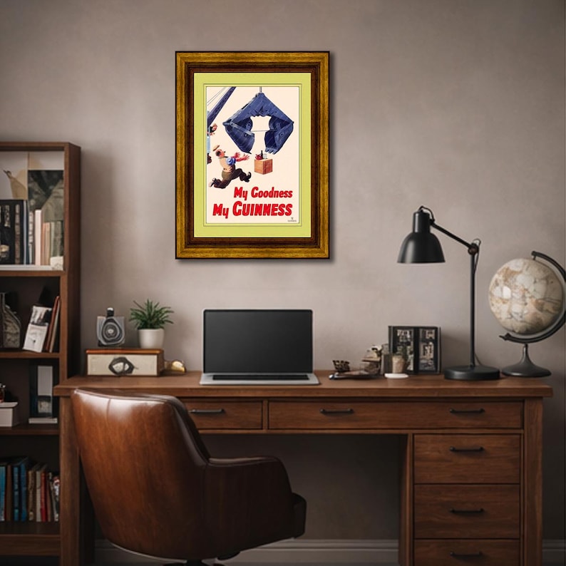 Pode incluir: An&uacute;ncio vintage emoldurado da Guinness. A obra de arte apresenta um homem e uma caixa caindo de um paraquedas azul. O texto "My Goodness My Guinness" &eacute; exibido em vermelho e verde. A moldura &eacute; dourada.