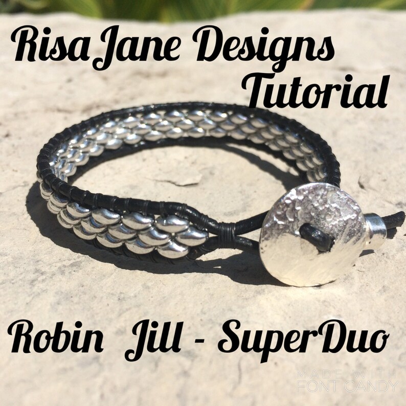 Puede incluir: Un brazalete negro y plateado con cierre de bot&oacute;n plateado. El brazalete est&aacute; hecho con una combinaci&oacute;n de cord&oacute;n de cuero y cuentas plateadas. El texto "Risa Jane Designs Tutorial" y "Robin Jill - Super Duo" es visible en la imagen.