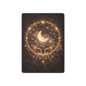 Può includere: Un oggetto decorativo rettangolare con un design celeste. Una luna crescente è al centro, circondata da una cornice circolare luminosa con le fasi lunari. Due mani si protendono verso la luna, su uno sfondo stellato.